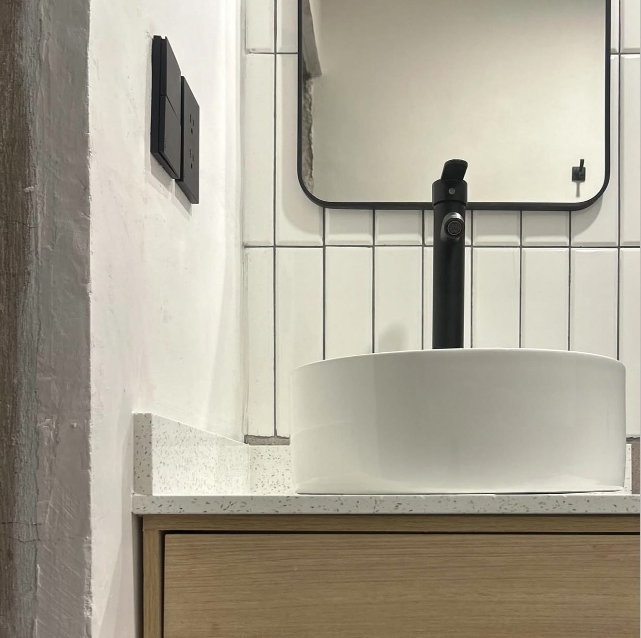 Cubierta Crystal White sobre mueble de roble